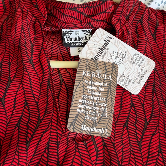 Manuhealii Red and Black Leaf Patterned Top - Picture 3 of 4